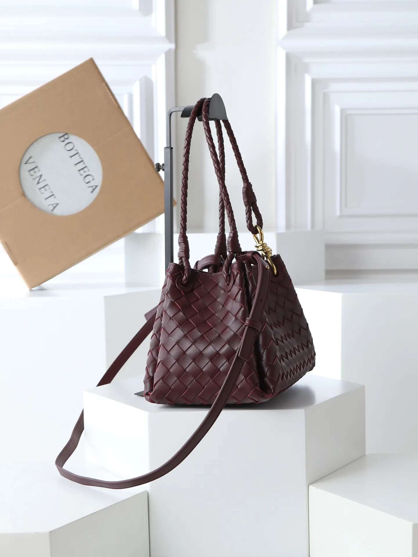 1300. BV's new intrecciato woven leather shoulder bag 🪂 835921 comes with a detachable diagonal shoulder strap and comes with a mini bag inside. The appearance retains the unique design of BV woven leather. The parachute bag is a bag that makes people fall in love before seeing the real thing. The small golden knot embellishment is full of simple and high-end sense to meet your needs in different occasions. Size: 29.5X18.5X17.5cm